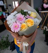 Букет цветов из:  Герберы, Розы и Хризантемы в Новодонецкой