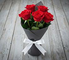 Букет 5 Красных роз Эдлесс Лав в Новодонецкой