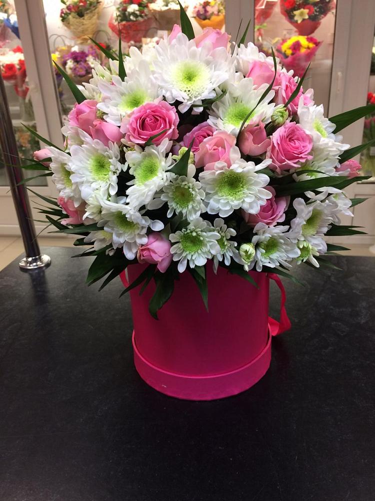 Цветочная композиция из Розы и Хризантемы в шляпной коробке в Новодонецкой