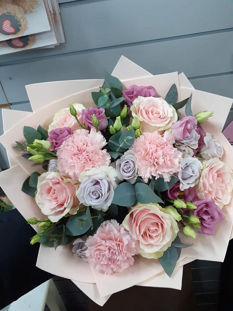 Букет цветов из: Розы, Гвоздики и Лизиантусы в Новодонецкой