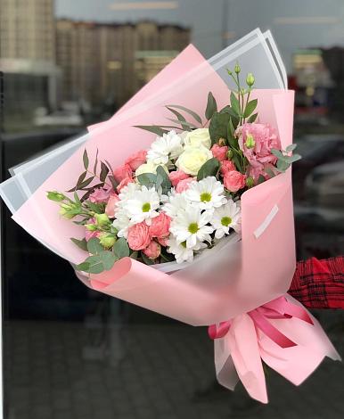 Букет цветов из: Розы, Лизиантусы и Хризантемы в Новодонецкой
